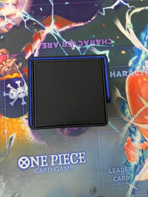 Producto - Deckbox Con Interior y costura Roja - Imantada - Para Hasta 100 Cartas - 5