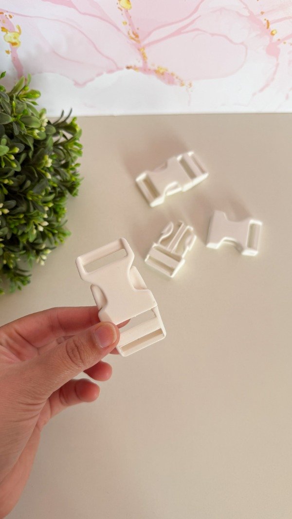 Producto - Broche blanco P-25