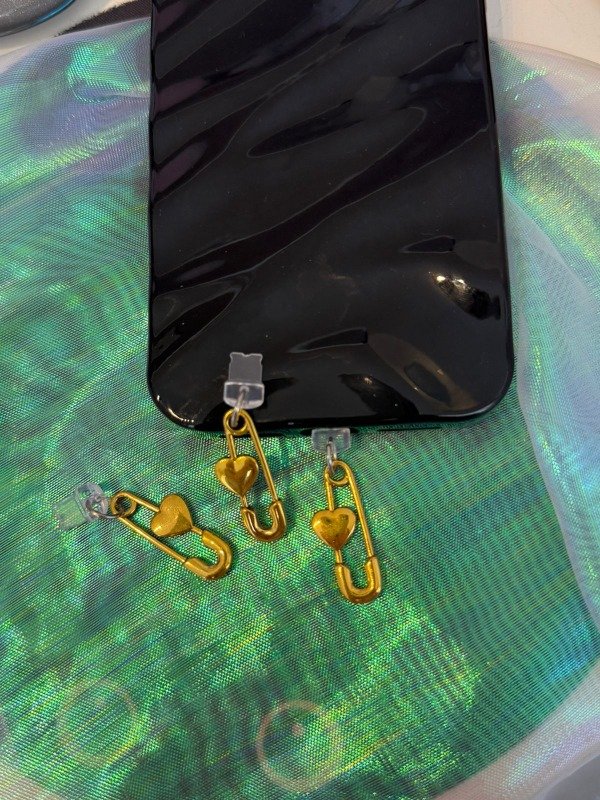Producto - Cubre pin de carga alfiler de gancho dorado