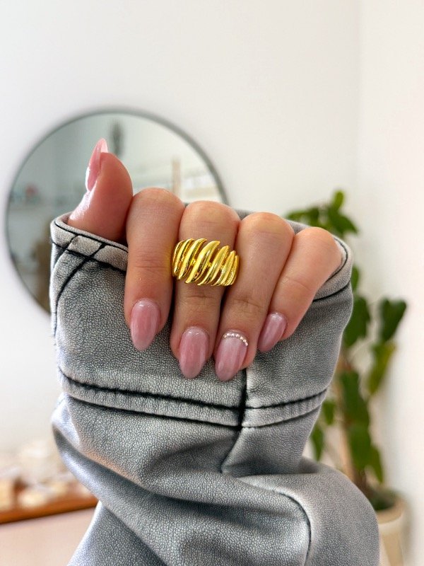 Producto - Anillo acero dorado líneas gruesas arriba