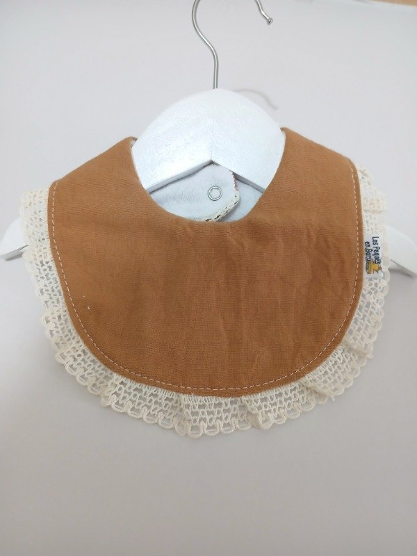 Producto - Babero caramelo c/puntilla