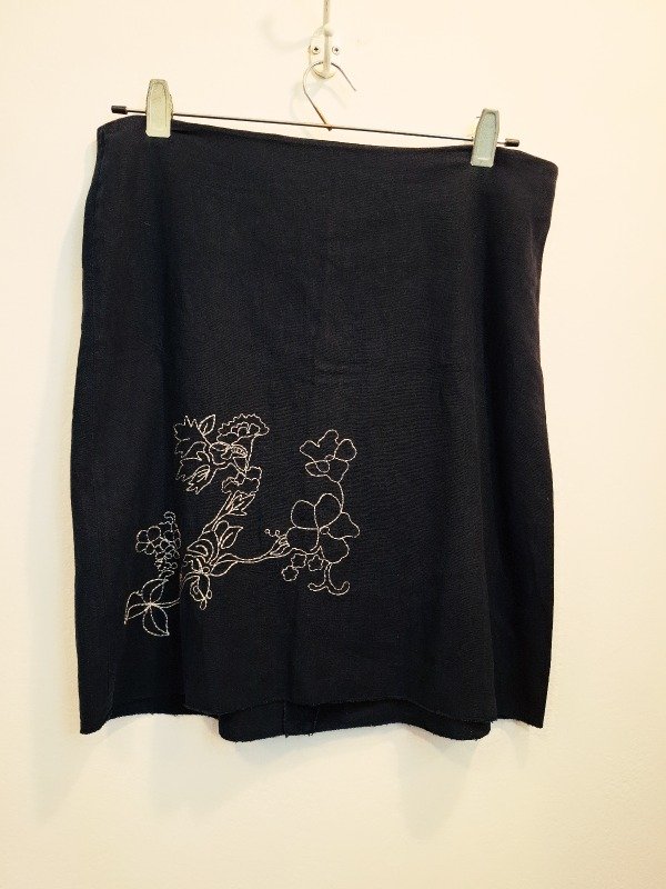 Producto - Pollera negra bordada