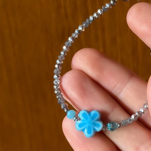 Producto - Pulsera de cristal checo 3mm . Gris . Flor turquesa - 1
