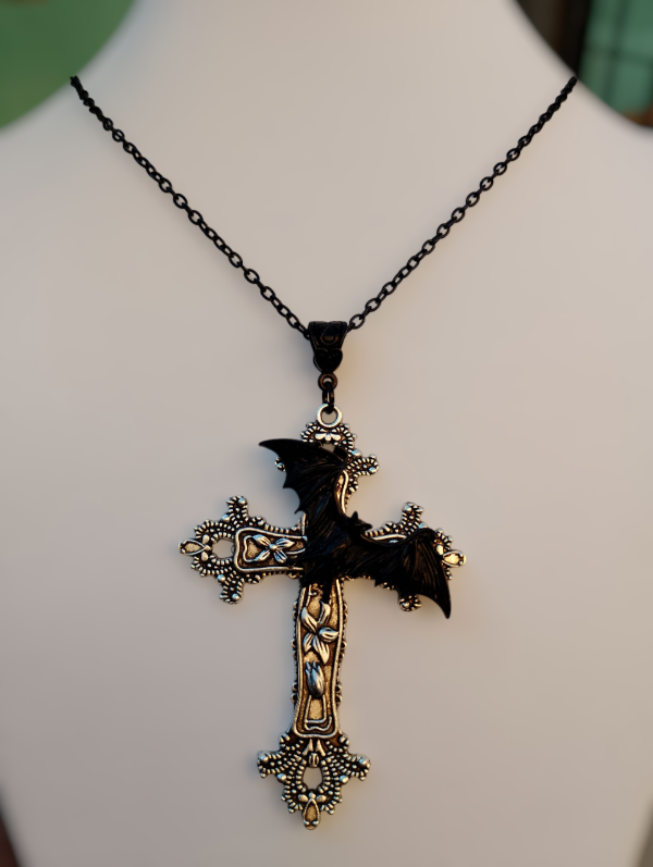 Producto - Collar Alone in the dark (1 en stock)