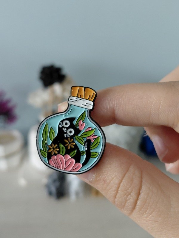 Producto - Pin metalizado - Michi en pecera #2447