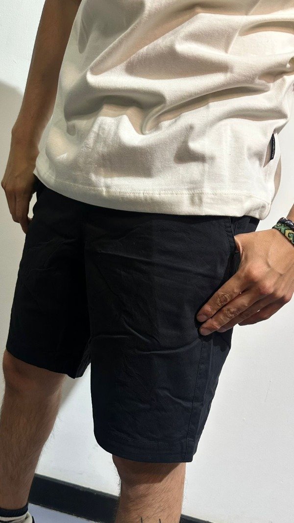 Producto - Bermuda corte chino negra