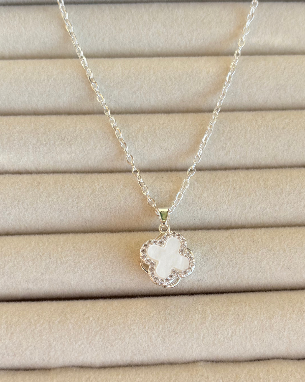 Producto - Collar trébol giratorio de acero blanco
