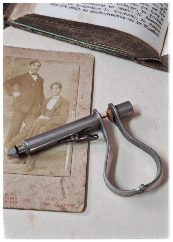 Producto - Antigua Jeringa de metal