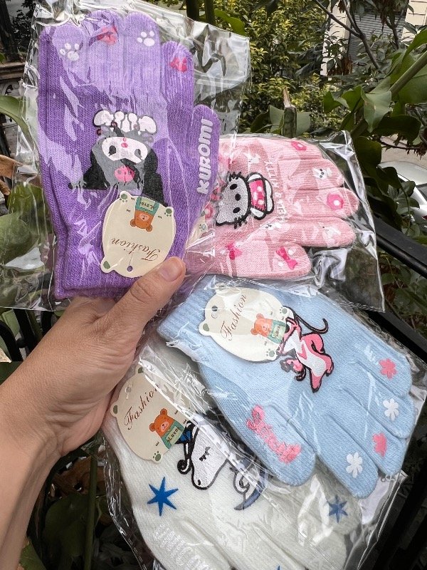 Producto - 4 pares de guantes kuromi unicornio