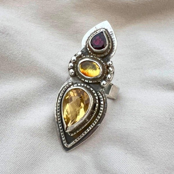 Producto - ANILLO DE DISEÑO CITRINO FACETADO, ÁMBAR DEL BÁLTICO Y GRANATE FACETADO.