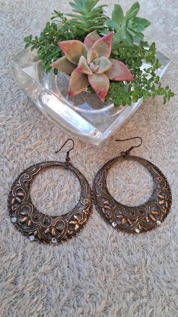 Producto - Aros colgantes circulares con relieve y strass