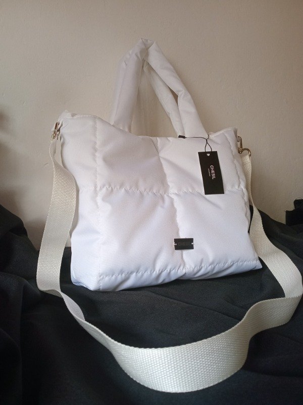 Producto - Puffer chica blanca c/correa (23x25)