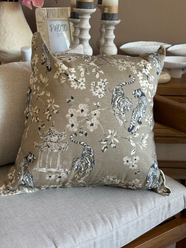 Producto - ALMOHADON FLORES Y TIGRE BEIGE
