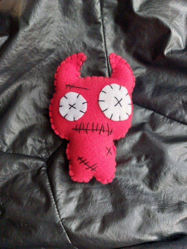 Producto - Demon rojo y ojos blancos