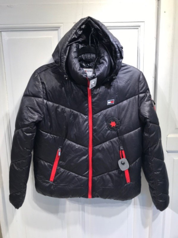 Producto - Campera TOMMY HILFIGER negra detalles colorados pluma Talle XS- PRECIO: 158X