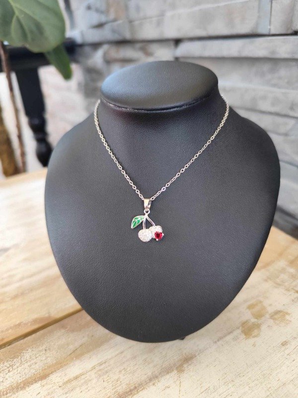 Producto - Collar cherry strass mediano. Acero quirúrgico.