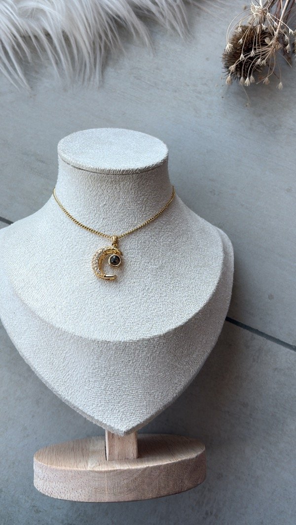 Producto - Collar de acero dorado que proyecta te amo en 100 idiomas