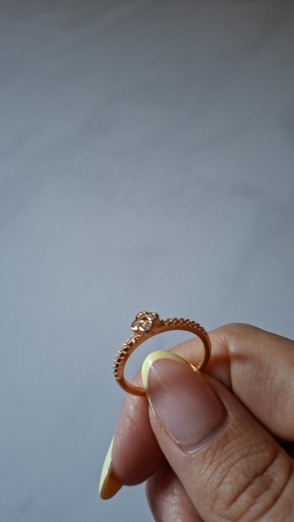 Producto - Anillo de acero dorado flor con strass