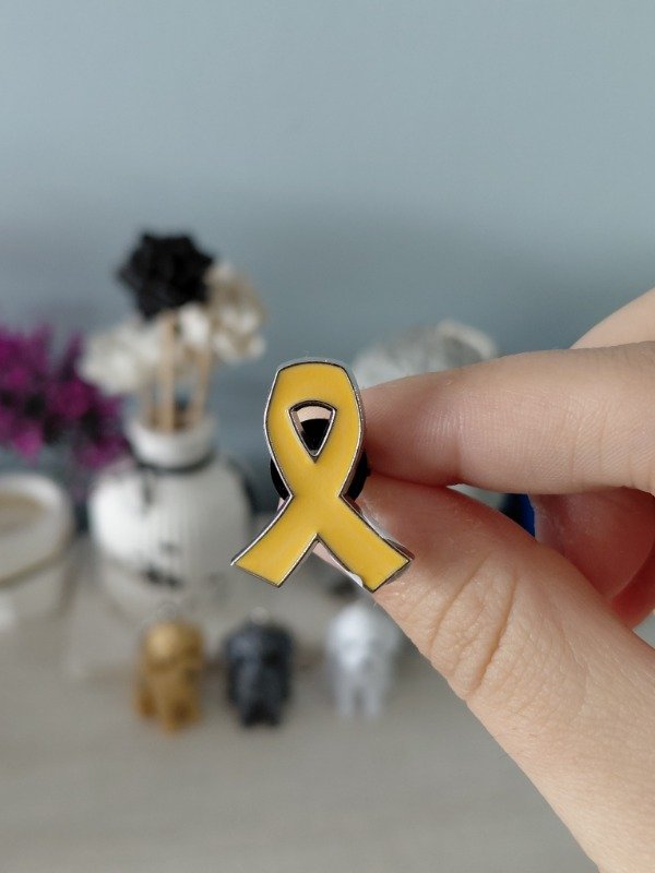 Producto - Pin metalizado - Cinta amarilla de concientización #2986