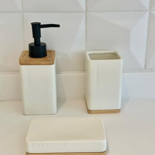 Producto - set para baño blanco ceramica/bambu