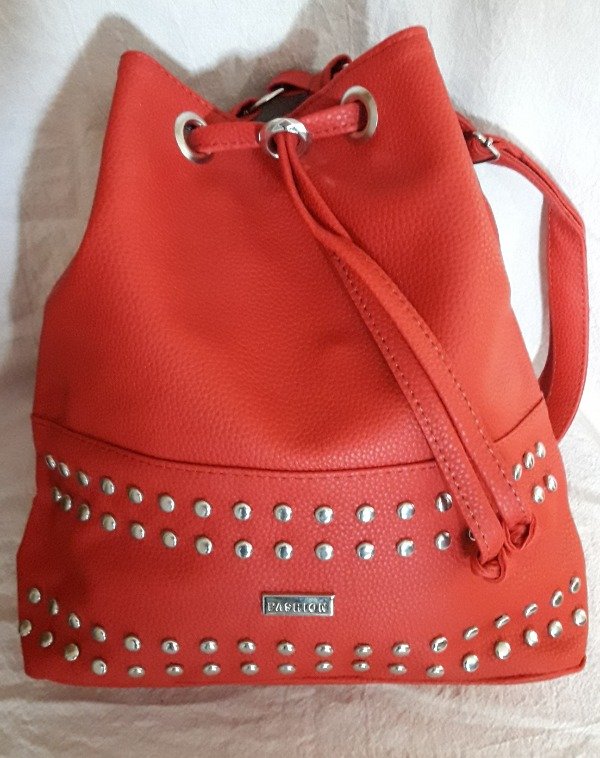 Producto - BOLSO ROJO CON TACHAS