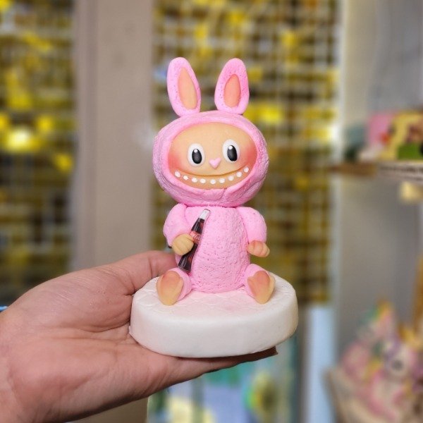 Producto - Adorno para torta en porcelana "LABUBU CON GASEOSA"