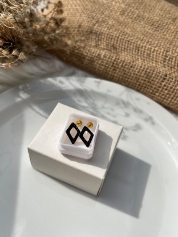 Producto - Abridores de acero dorado con strass negro