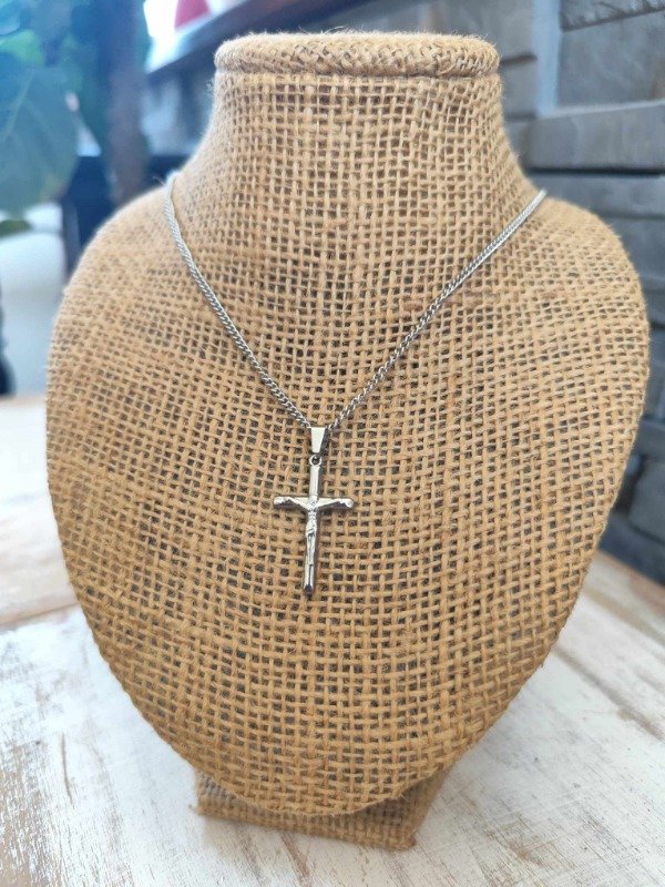 Producto - Collar cruz palito con cristo modelo 2. Acero quirúrgico.