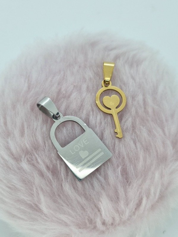 Producto - Dije acero quirurgico y dorado para compartir llave y candado