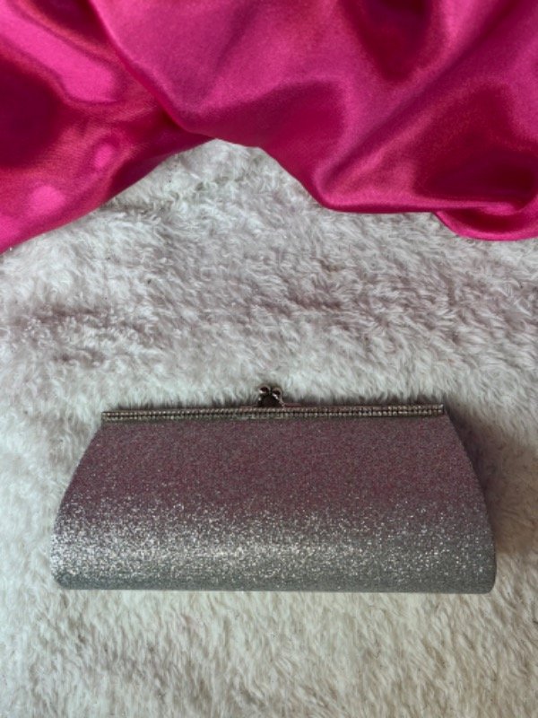 Producto - Cartera con brillo tipo sobre con cadena negro y plateado - 2