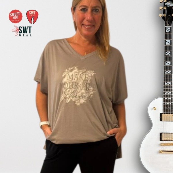 Producto - Remerón MAKE YOUR LIFE SHINE  BRILLOS Escote en V Algodón Oversized ANG - 3