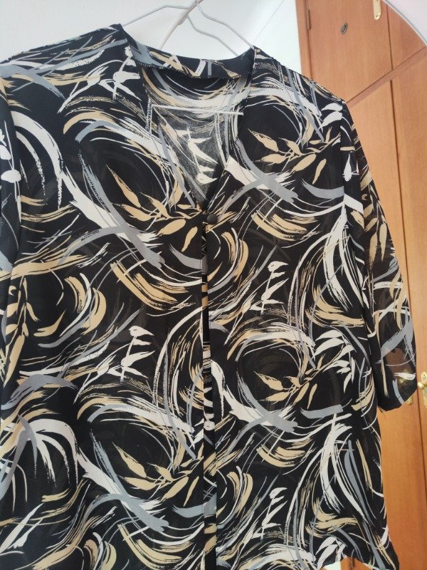 Camisa negra plantas — imagen 2