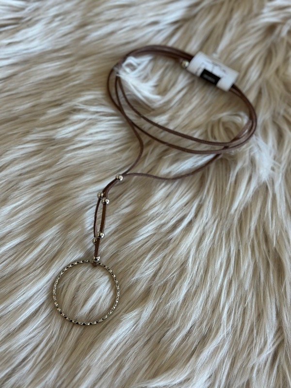 Producto - CHOKER DE GAMUZA ARGOLLA LABRADA Y CORDÓN MARRON