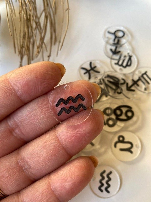 Producto - Dijes signos del zodiaco. Grabado + pintado. 2cm. SIGNO + NOMBRE DEL SIGNO