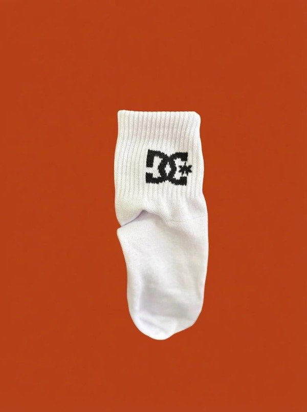 Producto - MEDIA 1/4 DC - Blanca / logo negro.