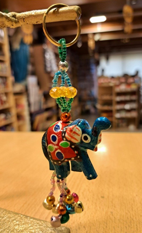 Producto - Llavero Elefante Hindu pintado de resina con cascabeles