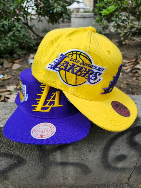 Los angeles lakers icon champions multi patch yellow Mitchell and ness — imagen 4