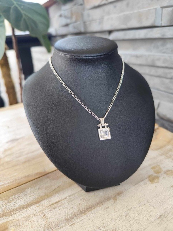 Producto - Collar bulgari cuadrado strass blanco. Acero quirúrgico.