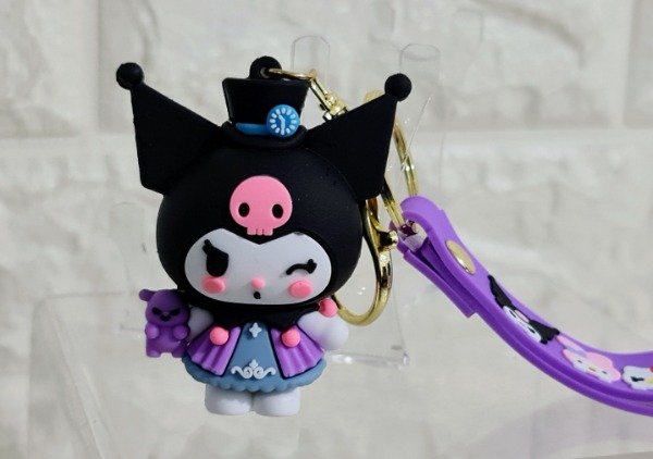 Producto - Llavero Kuromi negra con osito Goma 3D