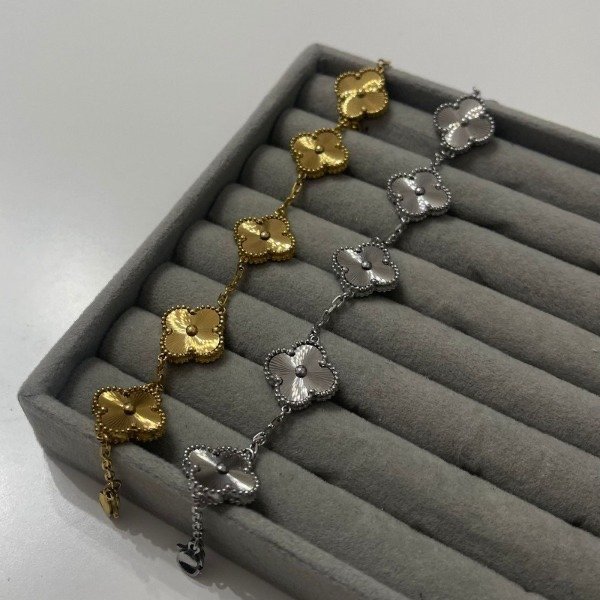 Producto - TRÉBOL LV DORADO Y NEGRO