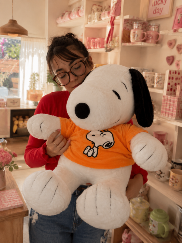 Producto - Peluche Snoopy XXL Buzo Snoopy terciopelo