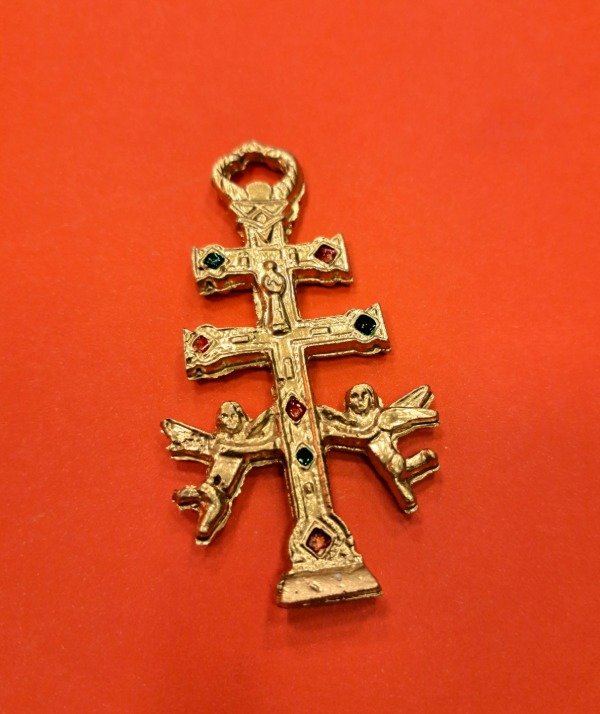 Producto - Cruz de Caravaca Española chica metal dorado 8 cm