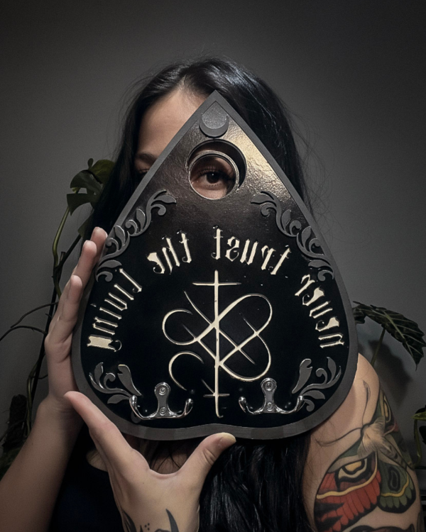 Producto - Perchero OUIJA - Never Trust the Living.