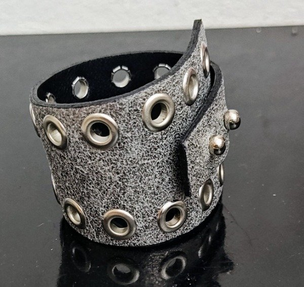 Producto - Pulsera Cuero Peltre detalle de tachas