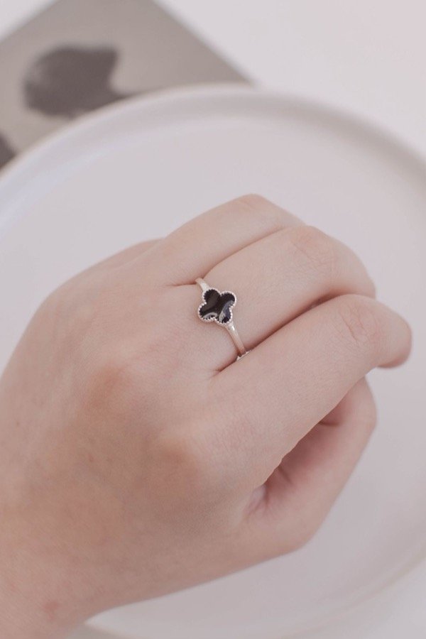 Producto - Anillo estilo van cleef negro plata
