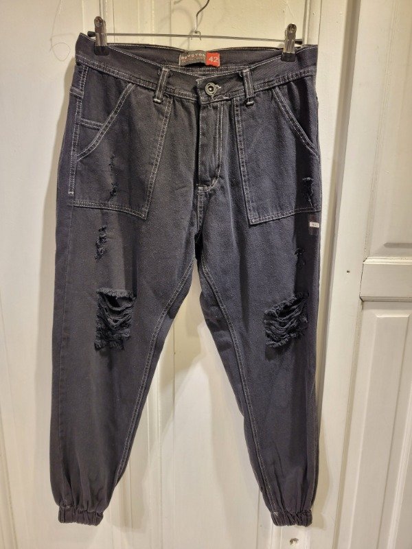Producto - Jogger REVSTON negro con costuras blancas Talle 42 - PRECIO: 28X
