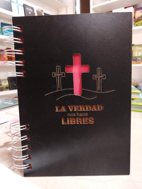 Producto - CUADERNO TIPO AGENDA TAPA DE MADERA La VERDAD LOS HARA LIBRES - 0