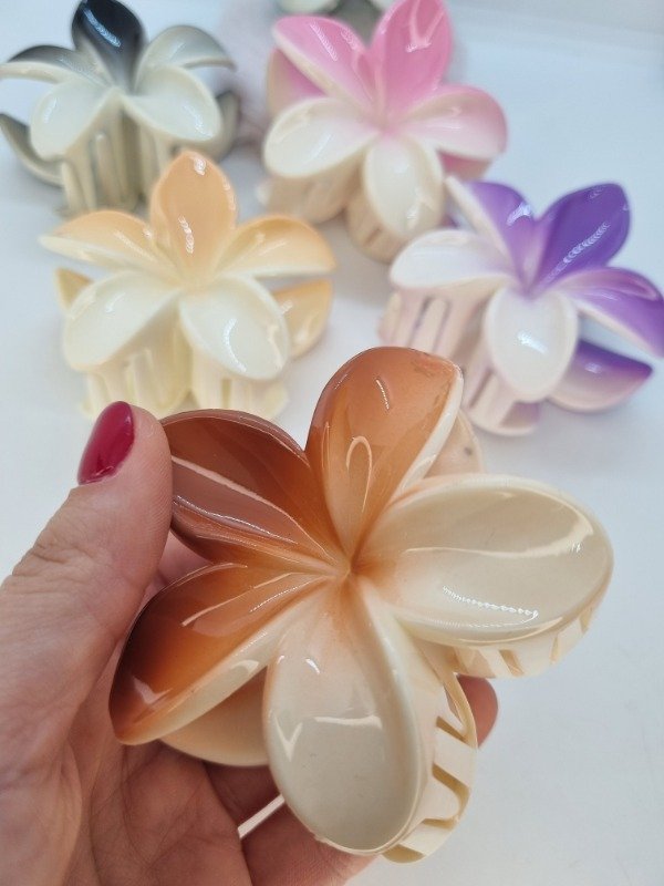 Producto - Broche plastico flor hawai mitad color