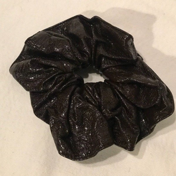 Producto - Scrunchie engomado acharolado
