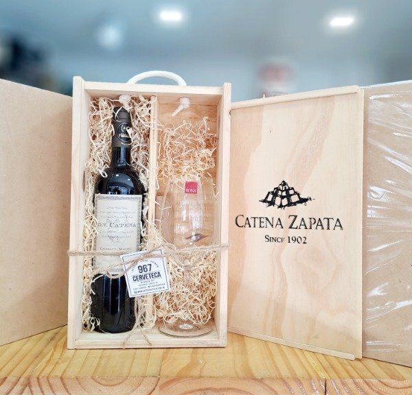 Producto - Caja madera grabada vino Catena Zapata y copa de cristal
